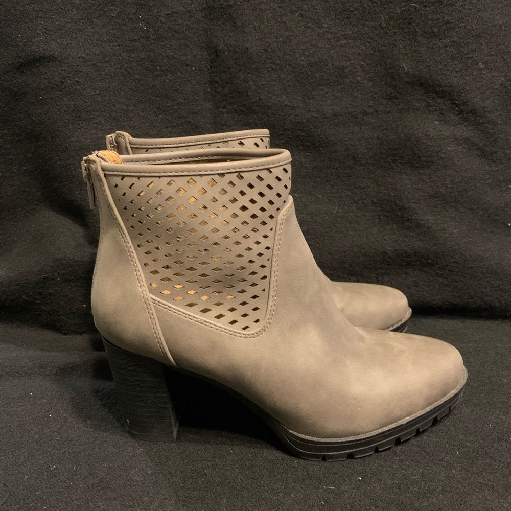 Natural Soul Greige suede ankle boots with chunky heel, size 6, GUC